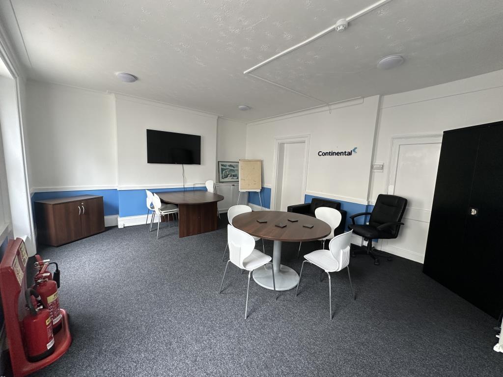 Lot: 19 - TOWN CENTRE COMMERCIAL UNIT FOR INVESTMENT - Office